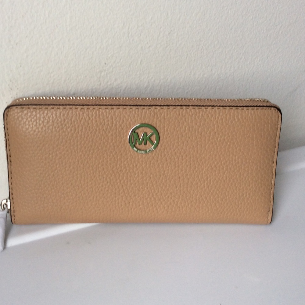 Michael Kors Jet Set Accordion Wallet